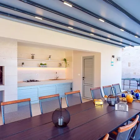 Diva With 7 Bedrooms, Heated Pool, Sauna And Fun Zone, Sea Views * Podstrana