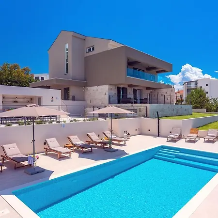 Diva With 7 Bedrooms, Heated Pool, Sauna And Fun Zone, Sea Views * Podstrana