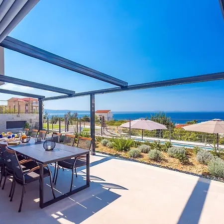 Diva With 7 Bedrooms, Heated Pool, Sauna And Fun Zone, Sea Views Podstrana