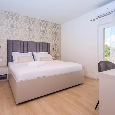 Diva With 7 Bedrooms, Heated Pool, Sauna And Fun Zone, Sea Views * Podstrana