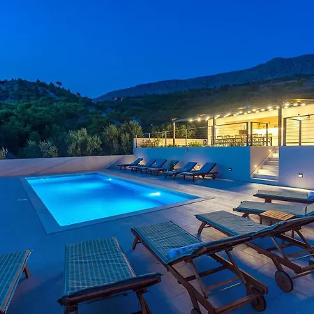 Diva With 7 Bedrooms, Heated Pool, Sauna And Fun Zone, Sea Views * Podstrana