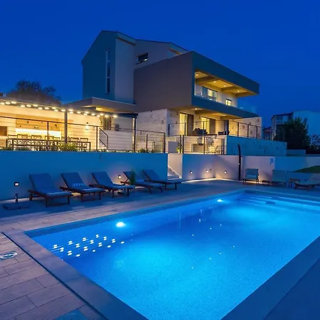 Diva With 7 Bedrooms, Heated Pool, Sauna And Fun Zone, Sea Views Podstrana